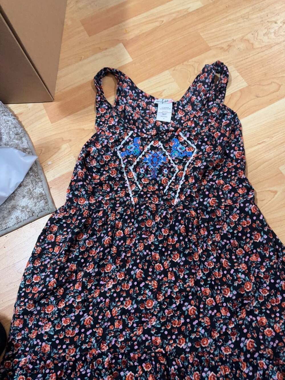 Love Sparkle Floral Embroidered Sleeveless shirt Size XS